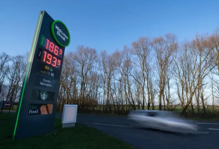 डोनाल्ड ट्रंप की चेतावनी से होर्मुज स्ट्रेट पर संकट और तेल कीमतों में उछाल