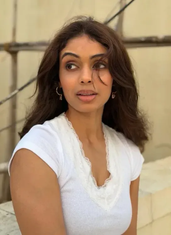 विधात्री बंदी का 'मैक्स, मिन और मियोज्स्की' में ग्लैमरस अवतार, बोलीं — 'कैरोल' ने दिल छू लिया