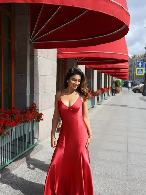 Shriya Saran spotted with Rajinikanth, fuels Dharman cast rumours
