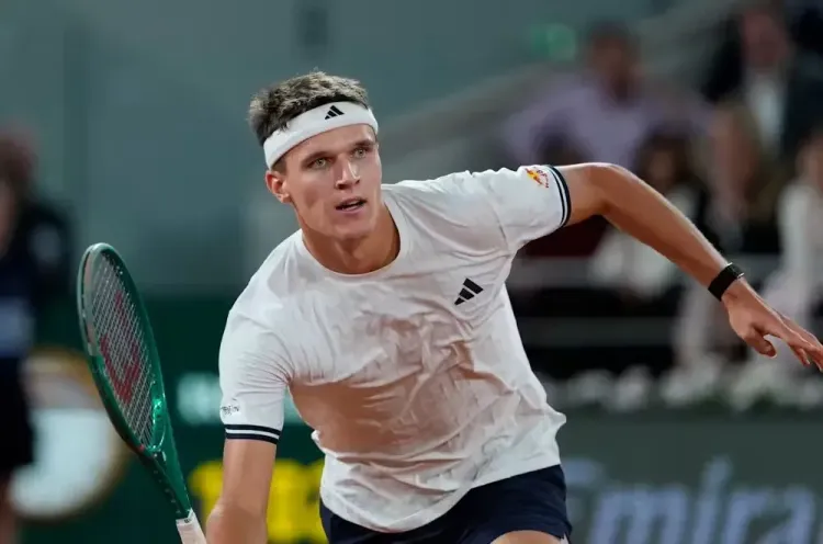 Mensik saves 7 match points, downs Fonseca to reach Roland Garros SF