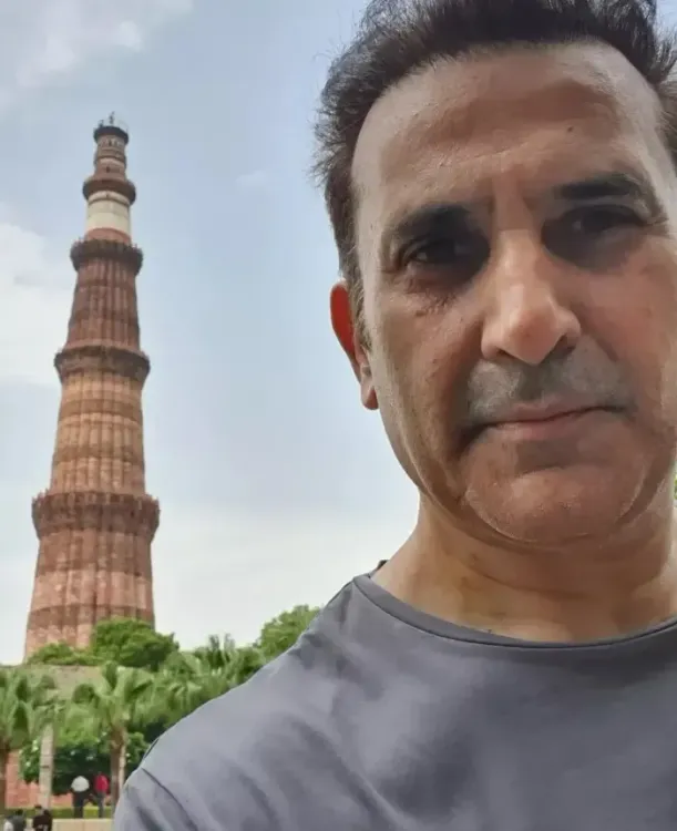 डीडीएलजे की शूटिंग पर शाहरुख खान बने परमीत सेठी के गुरु, सिखाया बोतल खोलने का खास अंदाज़