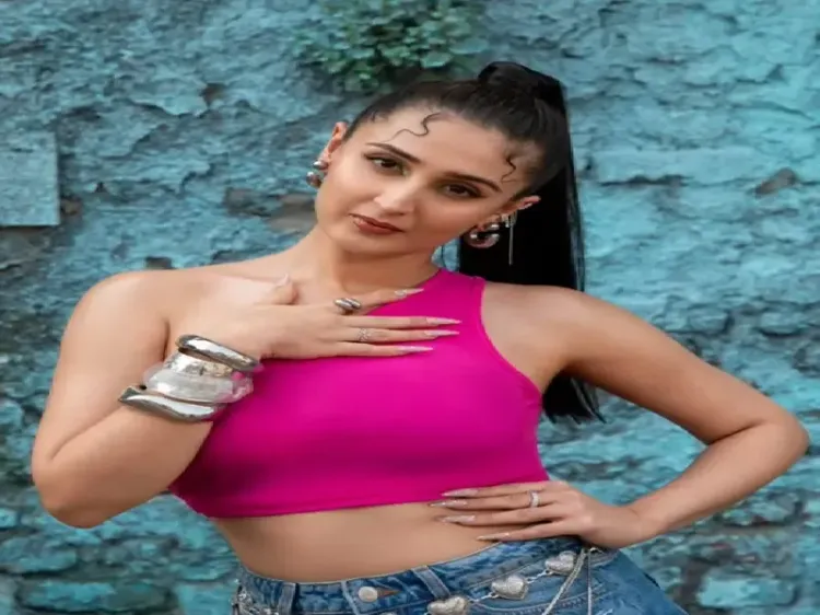 ध्वनि भानुशाली: यंग जनरेशन की पसंदीदा गायिका ने दिल को छूने वाले गानों से जीता सबका दिल