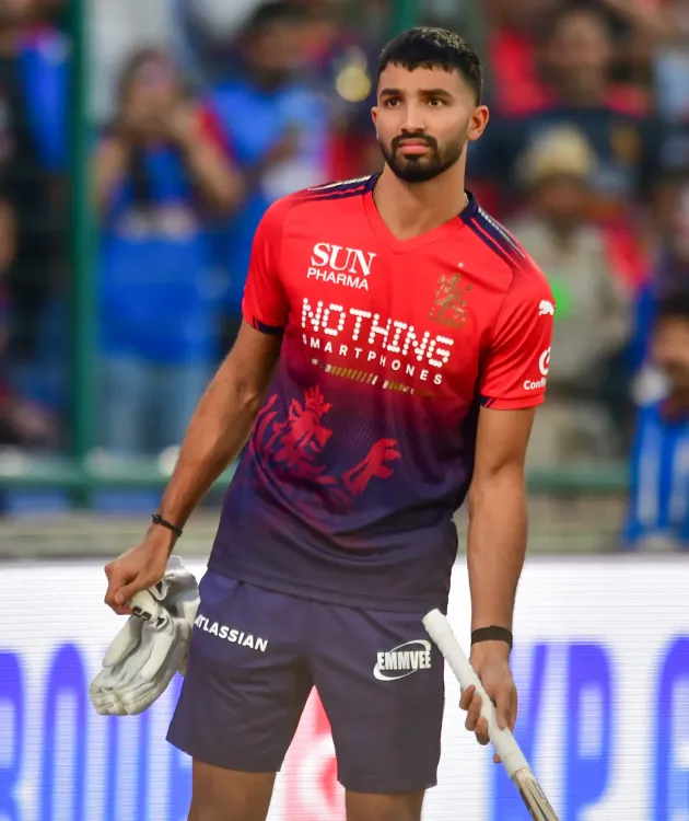 हेजलवुड-भुवनेश्वर की गेंदबाजी से डीसी पर भारी दबाव, पडिक्कल ने की तारीफ