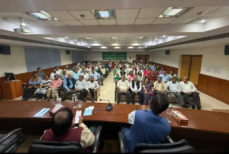 जामिया मिलिया इस्लामिया में छात्र संघ की मांग पर आंदोलन जारी, कांग्रेस सांसदों के अनधिकृत प्रवेश पर FIR