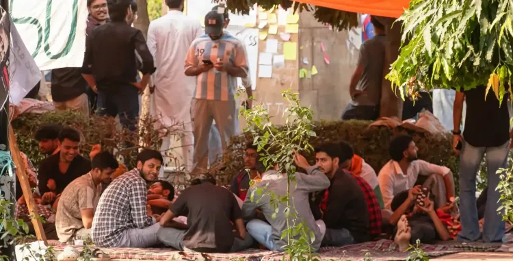 जामिया मिलिया इस्लामिया में गेट बंद: 15 दिन से आंदोलनरत छात्रों का फूटा गुस्सा, तीन मांगों पर अड़े