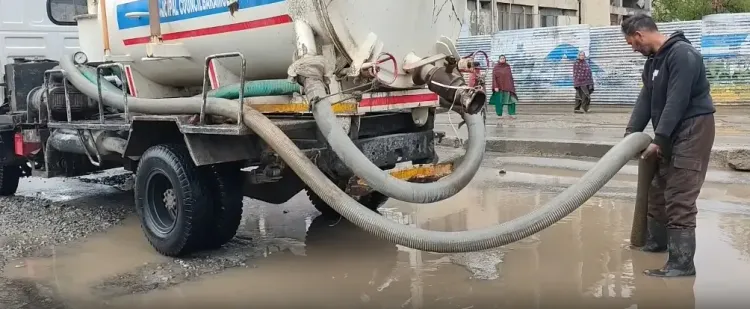 बारामूला में बारिश से हाईवे पर जलभराव, नागरिकों को हो रही है कठिनाई