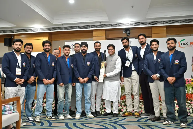 जम्मू-कश्मीर क्रिकेट टीम ने रणजी चैंपियन जीत के बाद पीयूष गोयल को जीआई-टैग विलो बैट भेंट किया