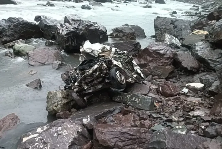 क्या जम्मू-कश्मीर में एक भीषण सड़क हादसे में चालक की जान गई?