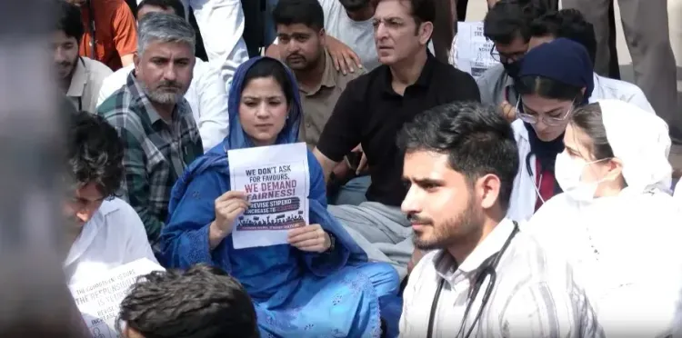 जम्मू-कश्मीर मेडिकल इंटर्न्स स्टाइपेंड विवाद: इल्तिजा मुफ्ती ने उमर सरकार पर साधा निशाना, ₹12,400 को बताया अपमानजनक