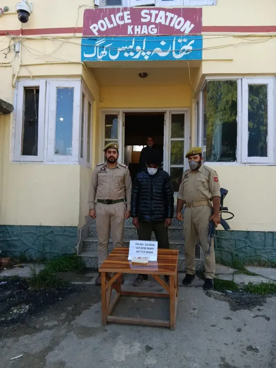 बड़गाम पुलिस ने खाग में ड्रग पेडलर गिरफ्तार किया, मक्के के छिलकों में छिपाई थी चरस