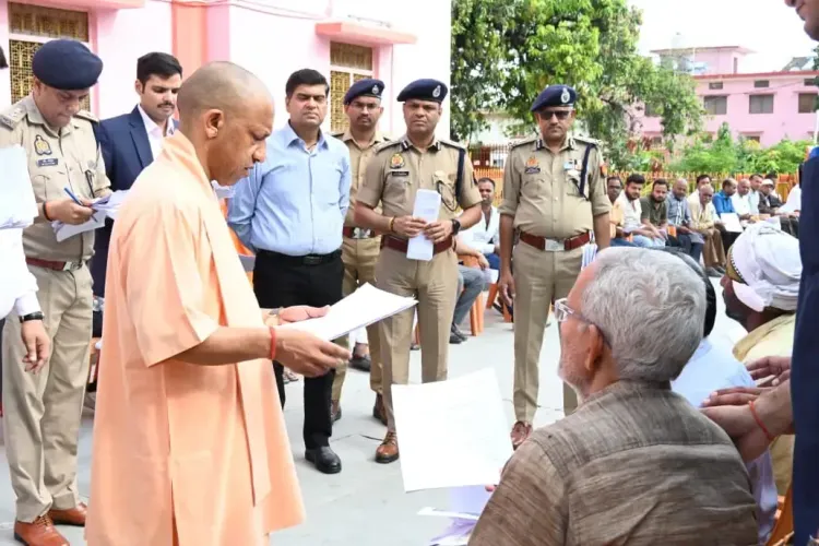 CM योगी का गोरखपुर जनता दर्शन: 200 लोगों की सुनी समस्याएं, अधिकारियों को पारदर्शी निस्तारण के निर्देश