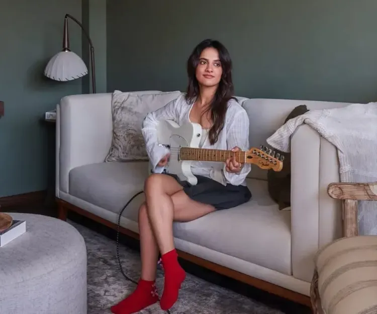 Jasleen Royal sings 'Luka Chuppi' from Rang De Basanti in solidarity with protesting students