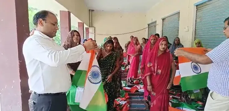 जौनपुर की 300 ग्रामीण महिलाएं बना रही हैं 5 लाख तिरंगे, 'हर घर तिरंगा' अभियान को मिली नई ताकत