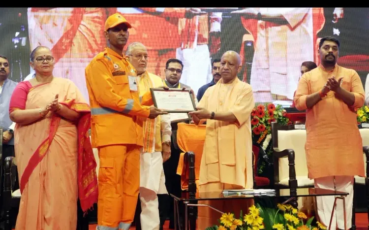 सीएम योगी ने SDRF, PAC व अग्निशमन के 8 बहादुर कार्मिकों को किया सम्मानित, SDMA मुख्यालय का लोकार्पण