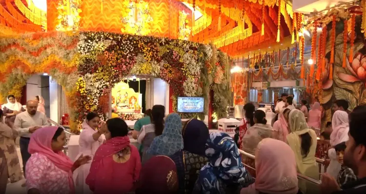 झंडेवालान मंदिर में नवरात्रि का उत्सव, भक्त कर रहे मां कालरात्रि की विशेष पूजा