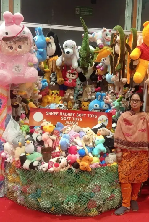 झांसी की वंदना चौधरी ने सॉफ्ट टॉयज से बनाई नई पहचान, 20 महिलाओं को मिला रोजगार