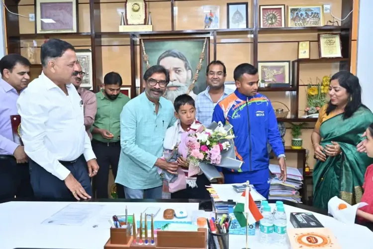 7 वर्षीय इशांक सिंह ने पाल्क स्ट्रेट पार कर रचा विश्व रिकॉर्ड, सीएम हेमंत सोरेन ने ₹5 लाख देकर किया सम्मानित