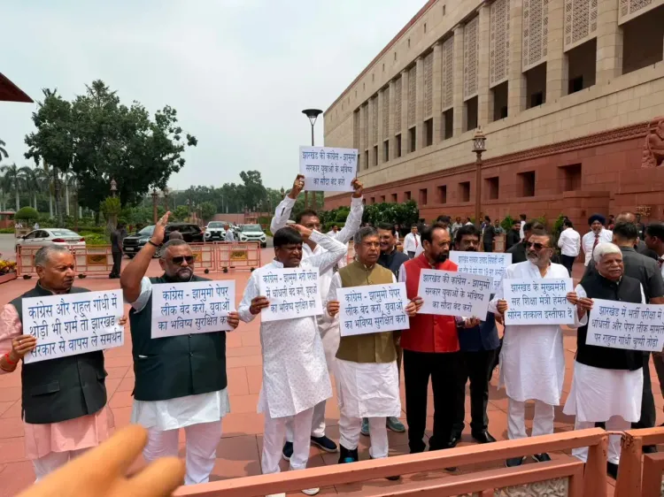 झारखंड भर्ती परीक्षा घोटाले पर BJP सांसदों का संसद भवन के बाहर प्रदर्शन, CBI जांच की मांग
