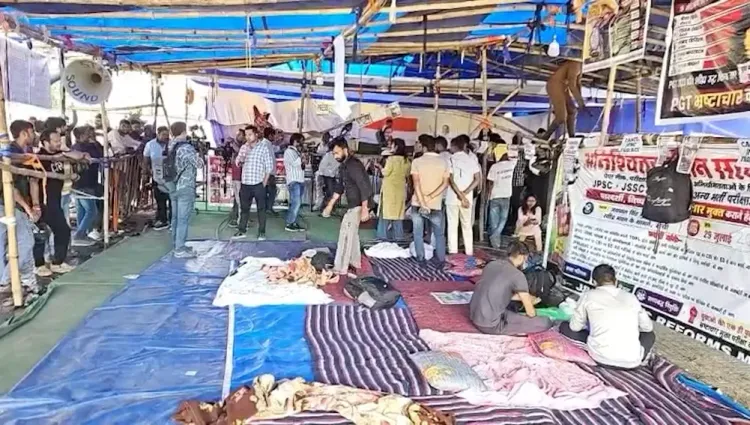 झारखंड छात्र आंदोलन 19वें दिन: रात 12:30 बजे सिविल ड्रेस में पहुंची पुलिस, लाइटें बंद कर छात्रों को धमकाने का आरोप