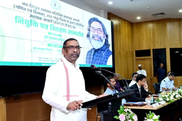 क्या झारखंड में सरकारी स्कूलों में मिलेगी गुणवत्तापूर्ण शिक्षा? सीएम हेमंत सोरेन ने 301 सहायक आचार्यों को नियुक्ति पत्र सौंपे