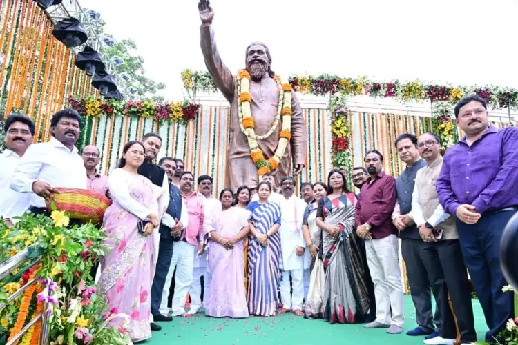 Jharkhand CM unveils 14-ft Shibu Soren statue on first death anniversary