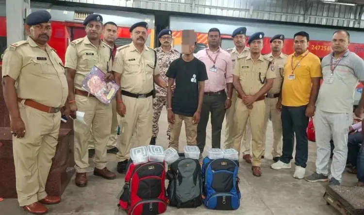 धनबाद स्टेशन पर RPF का बड़ा एक्शन: 18.28 किलो गांजा जब्त, ₹9.14 लाख की खेप के साथ तस्कर गिरफ्तार