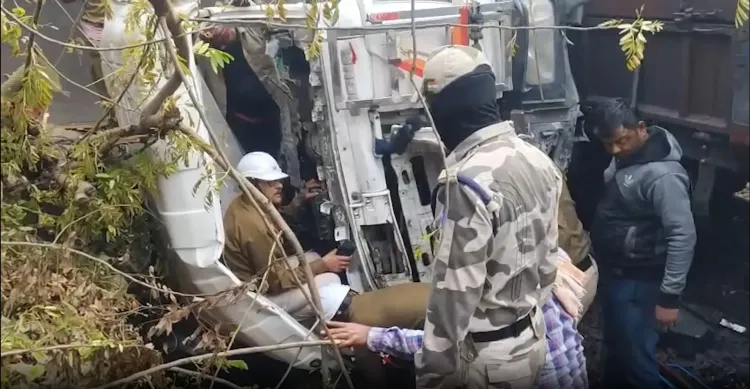 झारखंड में ट्रक गिरने से दो घायल, कोयले के रैक से हुई टक्कर