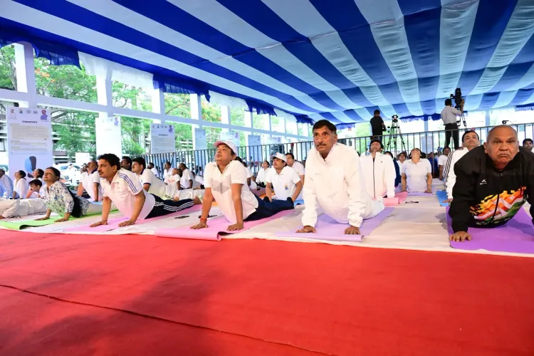 12वें अंतरराष्ट्रीय योग दिवस पर झारखंड में उत्साह, रांची में रक्षा राज्यमंत्री संजय सेठ ने किया योगाभ्यास