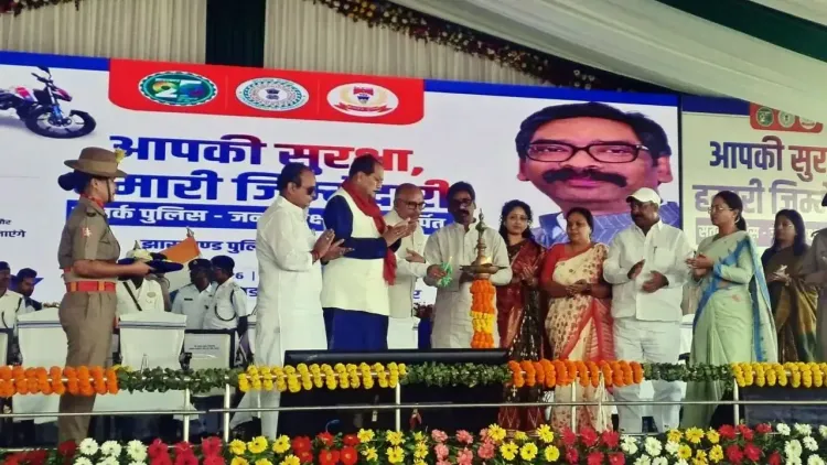 झारखंड पुलिस का बेड़ा और अधिक सशक्त, सीएम हेमंत सोरेन ने 1485 नए वाहनों को दिखाई हरी झंडी