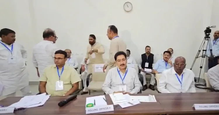 झारखंड राज्यसभा चुनाव 2025: दो सीटों पर मतदान, क्रॉस वोटिंग की आशंका से बसों में आए एनडीए विधायक