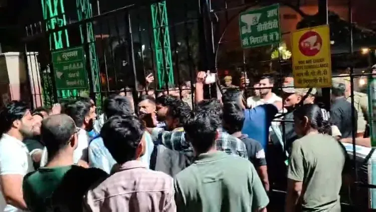 जिम्स अस्पताल धरना विवाद: पुलिस पर मारपीट के आरोप, 12 गंभीर मरीज प्रभावित, प्रशासन ने नकारे दावे