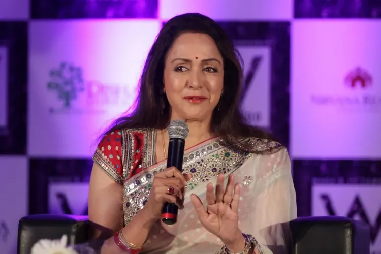हेमा मालिनी को 13 साल की उम्र में निर्देशक ने किया था रिजेक्ट, कहा — 'अभिनेत्री नहीं बन सकतीं'