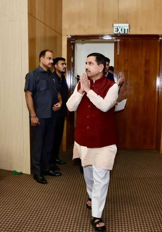 Joshi Launches Green Hydrogen Portal, Clears 9 Startups