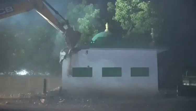 क्या जूनागढ़ में प्रशासन ने धार्मिक स्थलों को हटाने का फैसला लिया?