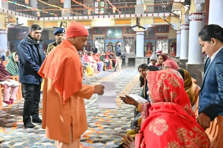 क्या कड़ाके की ठंड में सीएम योगी ने जनता दर्शन कर 250 लोगों की समस्याएं सुनी?