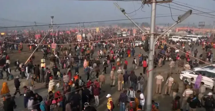 क्या कड़ाके की ठंड में भी माघ मेला में श्रद्धालुओं की भारी भीड़ लगी है?