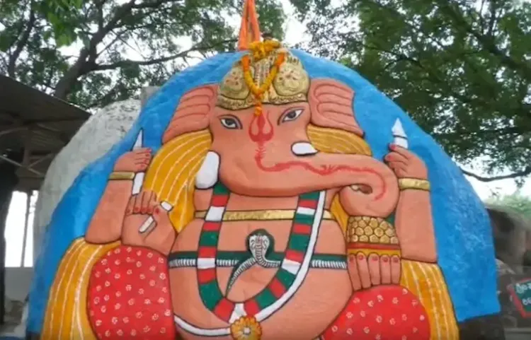 कलबुर्गी के 200 साल पुराने गणेश मंदिर में मन्नत पूरी होने पर लगाते हैं रंग, स्वयंभू प्रतिमा की अनोखी मान्यता