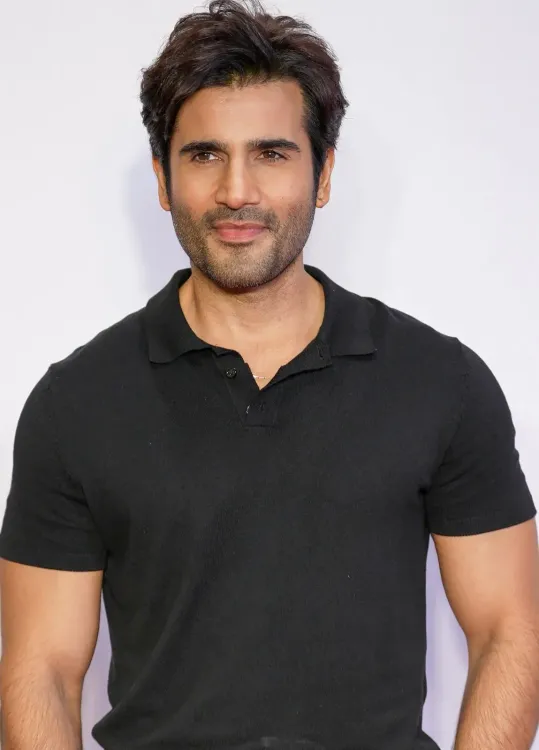 Karan Tacker warns fans of fake manager scam, shares contact numbers