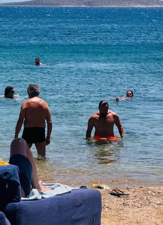 Kareena Kapoor shares 'hot husband' Saif Ali Khan's Greece beach moment