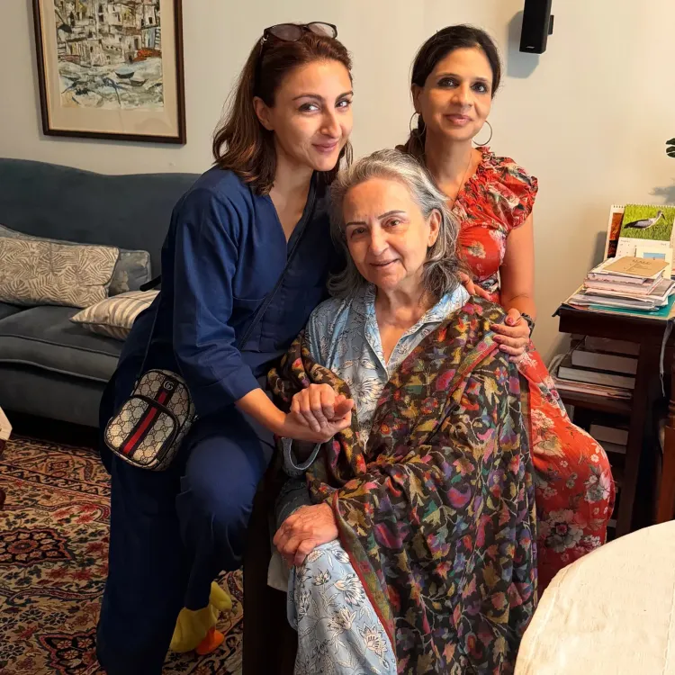 Kareena Kapoor reacts to Soha Ali Khan's pic with Sharmila Tagore