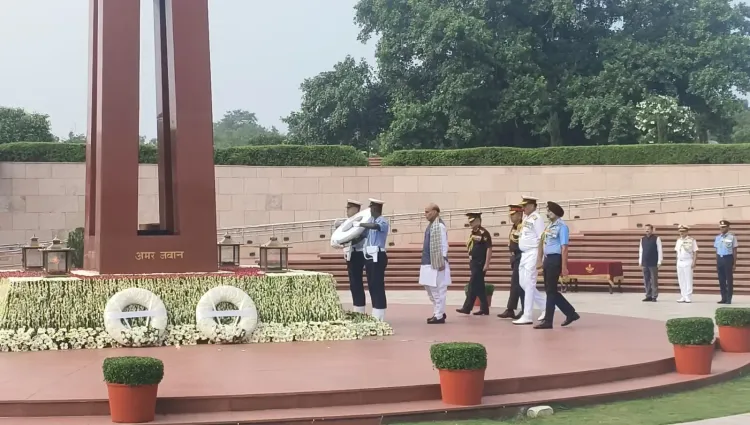 क्या कारगिल विजय दिवस पर राजनाथ सिंह और सेना प्रमुखों ने शहीदों को श्रद्धांजलि दी?