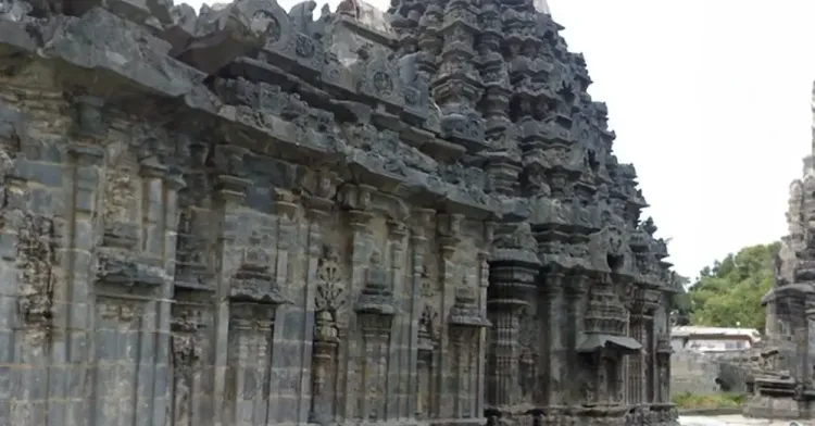 क्या 800 साल पुराना शिवालय रामायण को उल्टी दिशा में लिखता है?