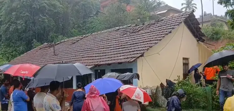 मंगलुरु में भारी बारिश के दौरान मलबे में दबा मकान, दो बच्चियों समेत तीन की मौत; तीन घायल