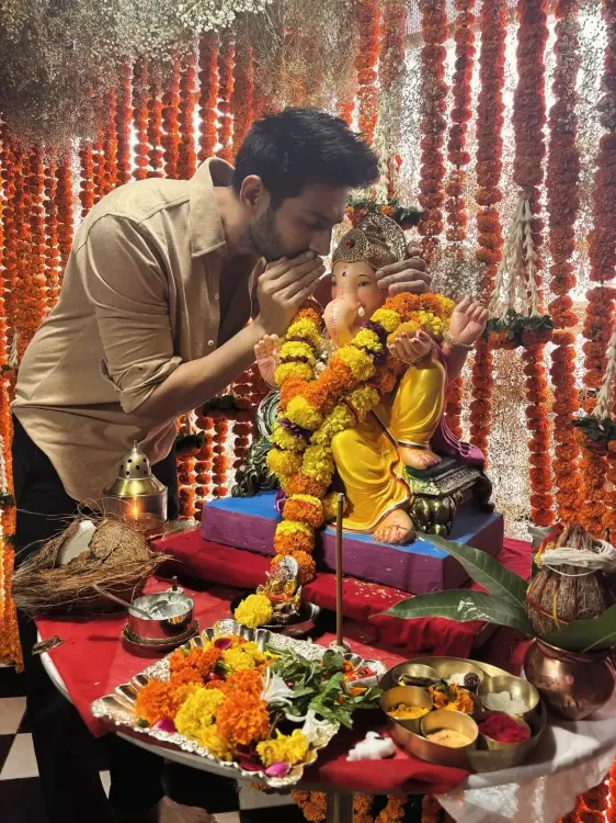 Did Kartik Aaryan Just Say 'Miss You' to Bappa After Visarjan?