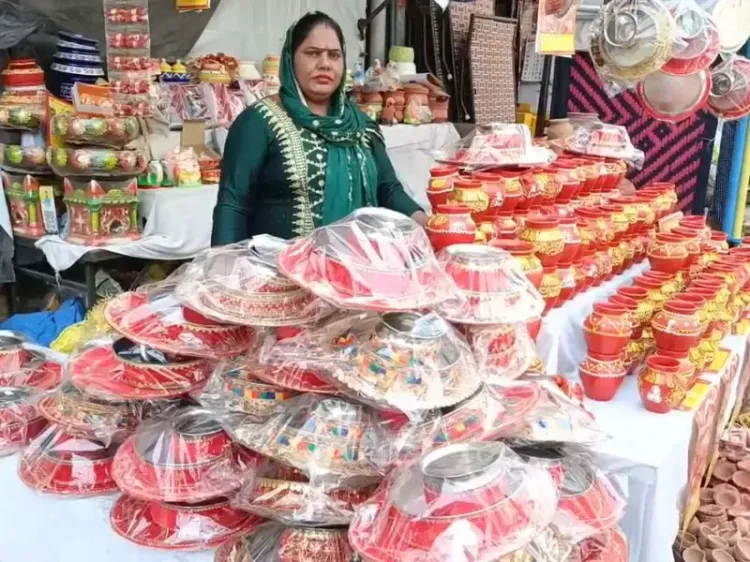 क्या करवा चौथ पर बाजारों में खास रौनक देखने को मिलती है, डिजाइनर करवे क्यों बने महिलाओं की पहली पसंद?