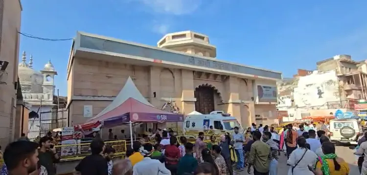 काशी विश्वनाथ मंदिर के बाहर PAC जवान की कार्बाइन से गोली, वाराणसी में तीन फूलमाला विक्रेता घायल