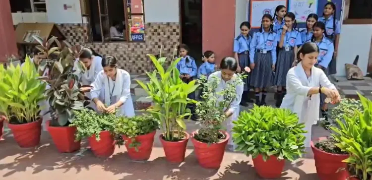 क्या कश्मीर में छात्रों ने पेड़-पौधों को रक्षासूत्र बांधकर रक्षाबंधन मनाया?