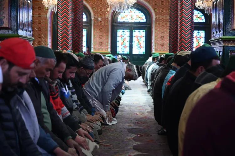 Kashmiris Participate in Prayers and Charitable Acts During the Holy Month of Ramzan