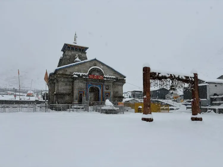 केदारनाथ धाम में मौसम में अचानक परिवर्तन, बर्फबारी जारी