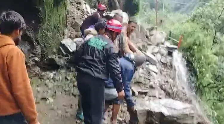 केदारनाथ पैदल मार्ग पर बोल्डर-मलबा गिरा, गौरीकुण्ड के पास यात्रा रोकी; SDRF टीमें मौके पर
